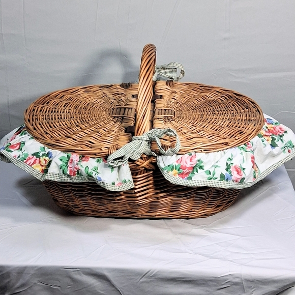 Other - Charming Wicker Traditional Large Double Sided Lid Floral Lined Picnic Basket